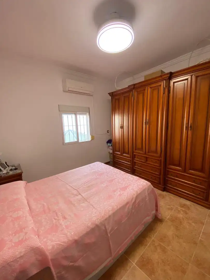 Dormitori de Casa adosada en venda en Mairena del Aljarafe amb Jardí privat