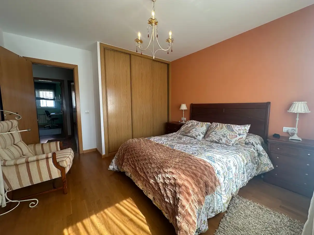 Habitación de Casa o chalet en venta en Santiago de Compostela  con Calefacción, Jardín privado y Parquet
