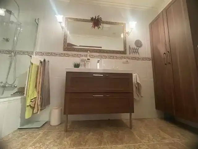 Baño de Piso en venta en Oviedo  con Parquet, Trastero y Piscina