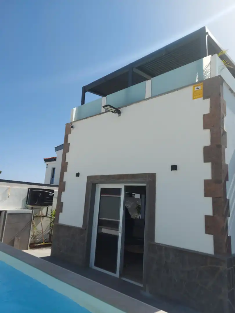 Vista exterior de Casa o chalet en venta en San Bartolomé de Tirajana con Aire acondicionado, Jardín privado y Terraza