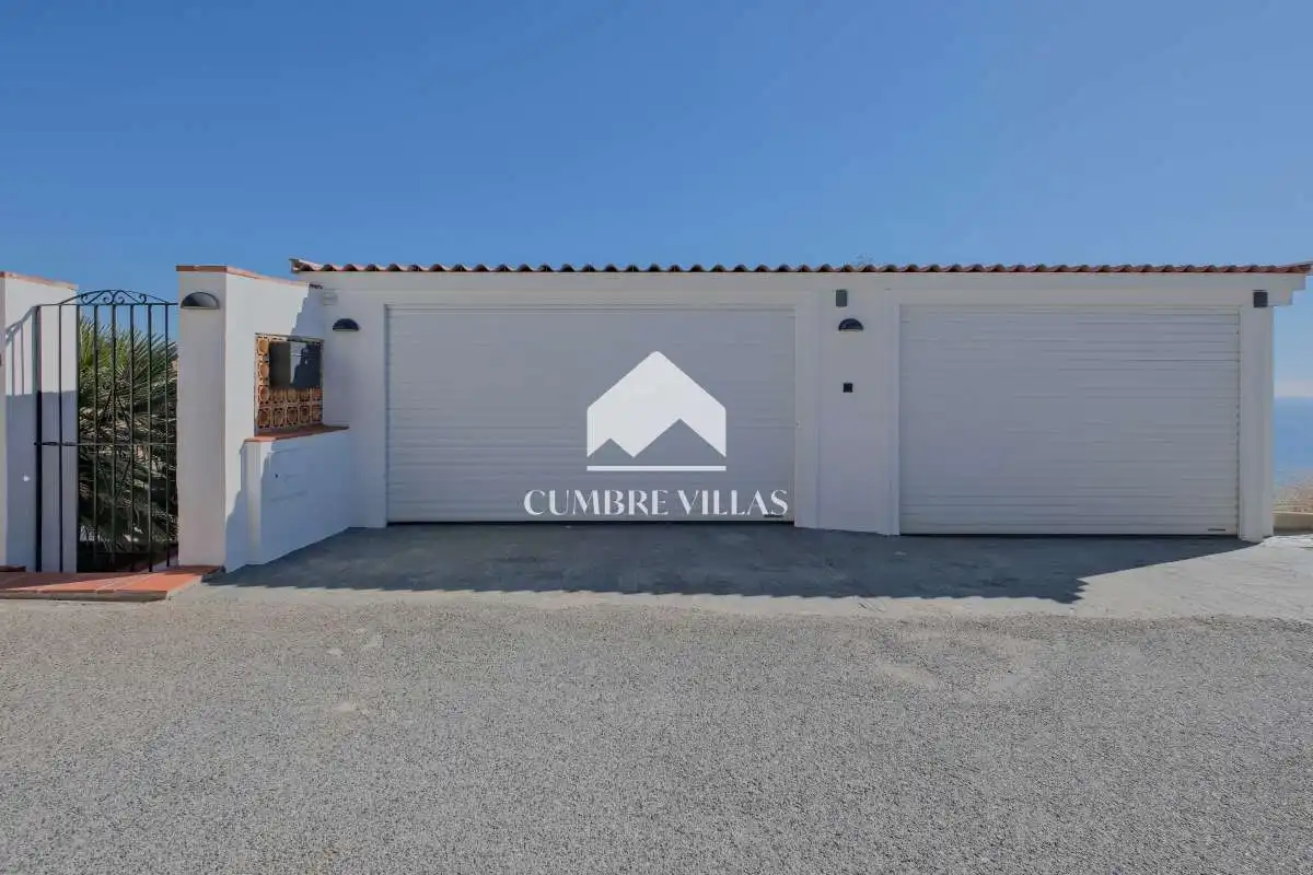 Vista exterior de Casa o xalet en venda en Almuñécar amb Jardí privat, Terrassa i Traster