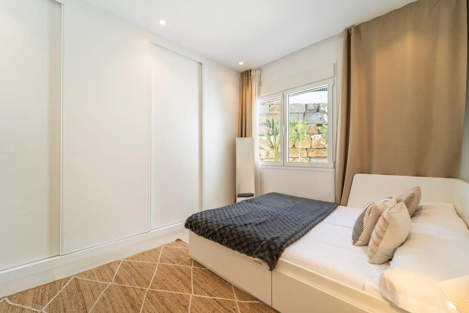 Schlafzimmer von Wohnungen zur Miete in Benalmádena mit Klimaanlage, Terrasse und Schwimmbad