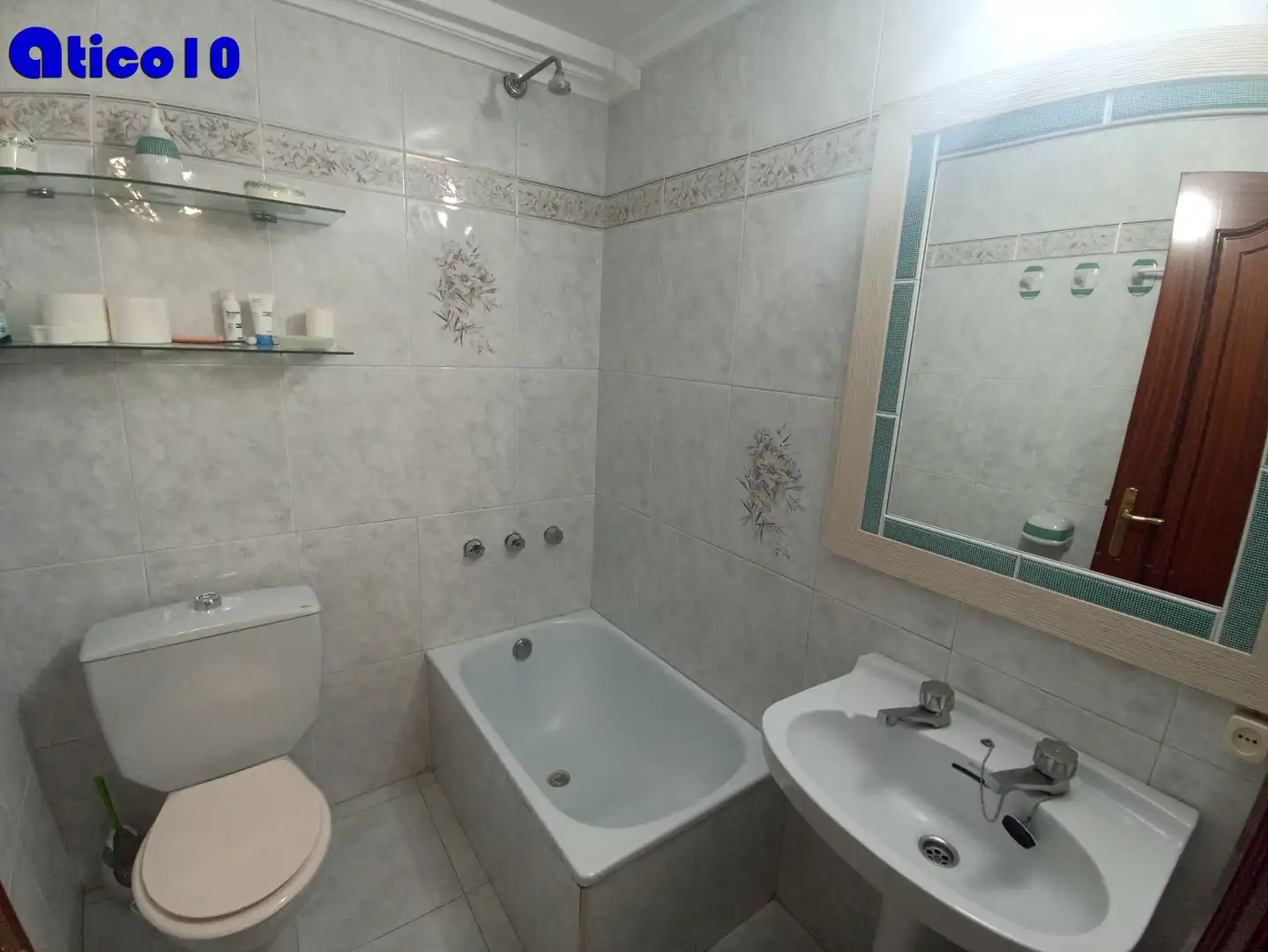 Baño de Piso en venta en Oviedo  con Calefacción, Parquet y Terraza