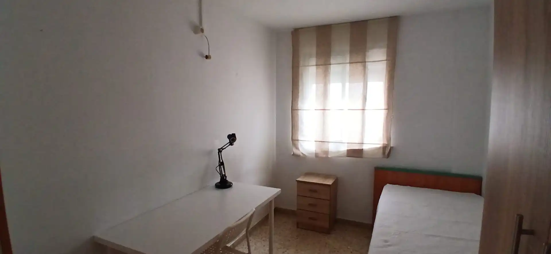 Habitación de Piso de alquiler en Sevilla con Aire acondicionado, Amueblado y Lavadora