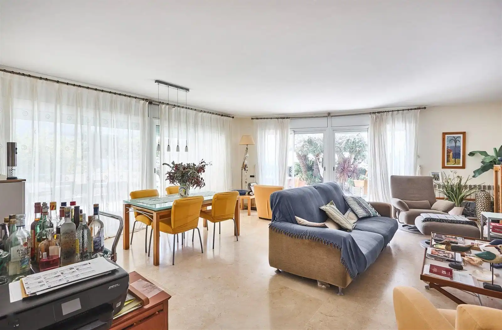 Sala de estar de Piso en venta en Sitges con Calefacción, Terraza y Piscina