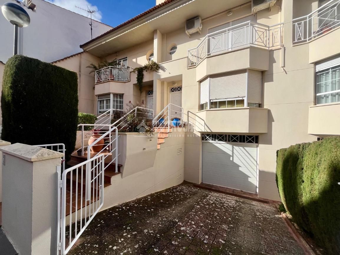 Vista exterior de Casa adosada en venda en Valdepeñas amb Aire condicionat, Calefacció i Terrassa