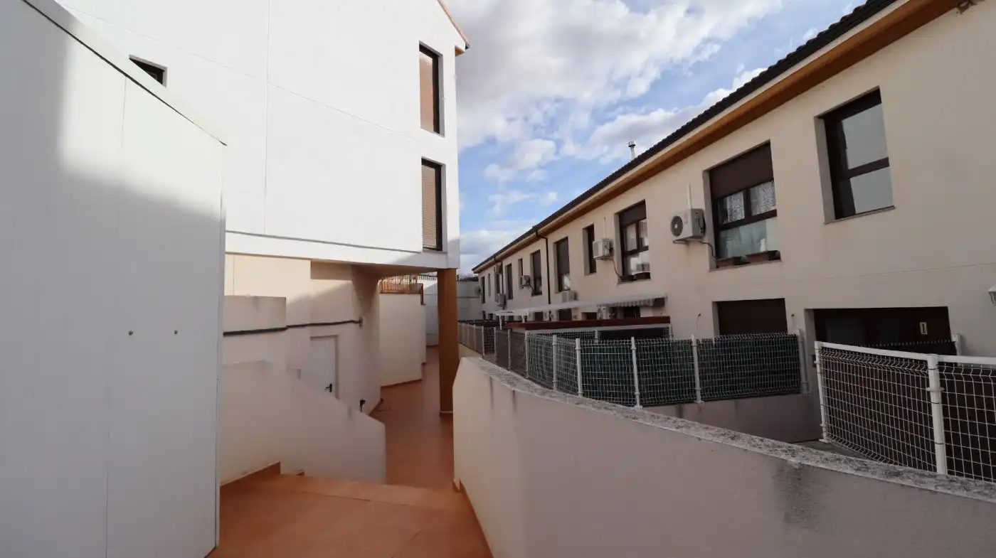 Vista exterior de Dúplex en venda en Corpa amb Aire condicionat, Calefacció i Jardí privat