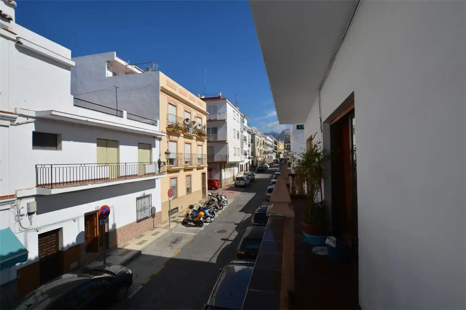 Außenansicht von Einfamilien-Reihenhaus zum Verkauf in Nerja mit Klimaanlage und Balkon