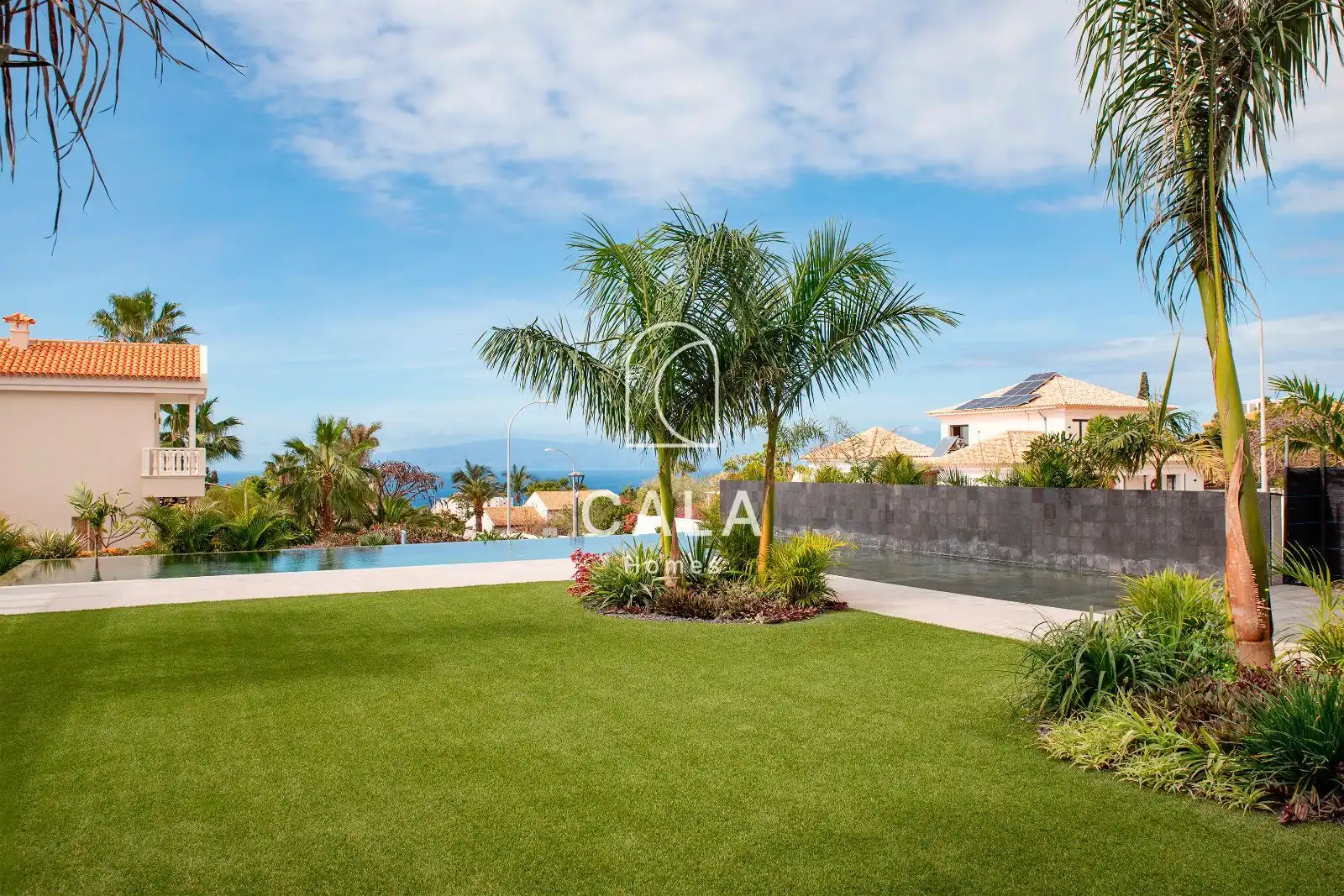 Garden of Houses for sale in Adeje  with Air Conditioner, Heating and Storage room