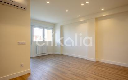 Bedroom of Flat for sale in  Madrid Capital  with Air Conditioner, Heating and Terrace