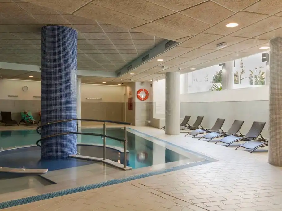 Piscina de Apartament de lloguer en Estepona amb Aire condicionat, Calefacció i Jardí privat