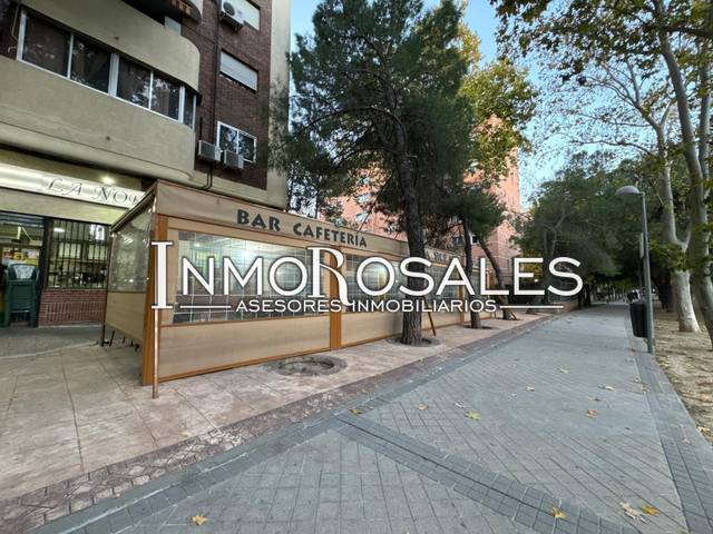 Local comercial en Alquiler en Avenida de los Rosales en Butarque