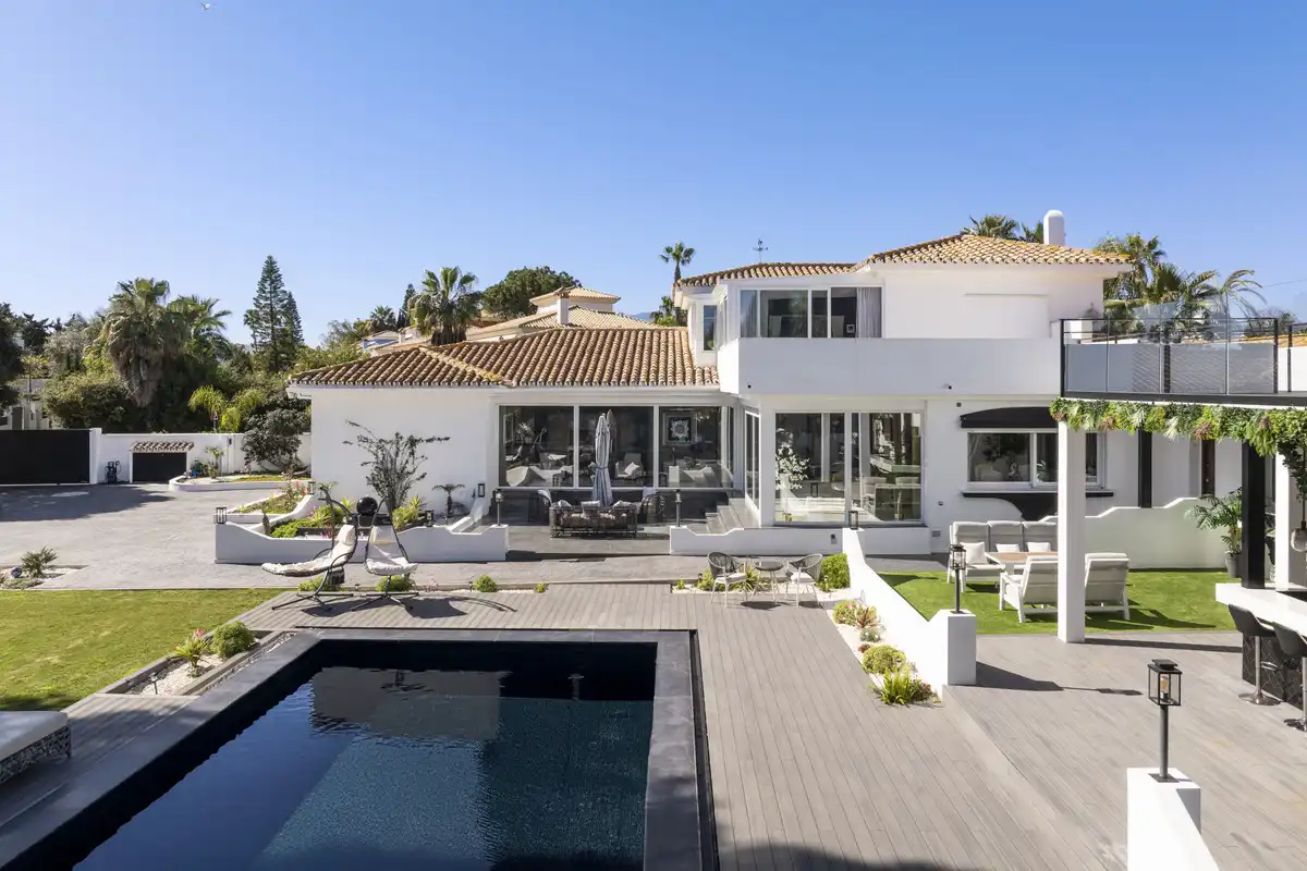 Vista exterior de Casa o xalet en venda en Estepona amb Terrassa i Piscina