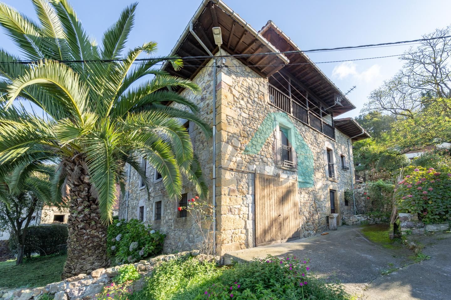 Vista exterior de Casa o xalet en venda en Cangas de Onís amb Calefacció, Jardí privat i Parquet