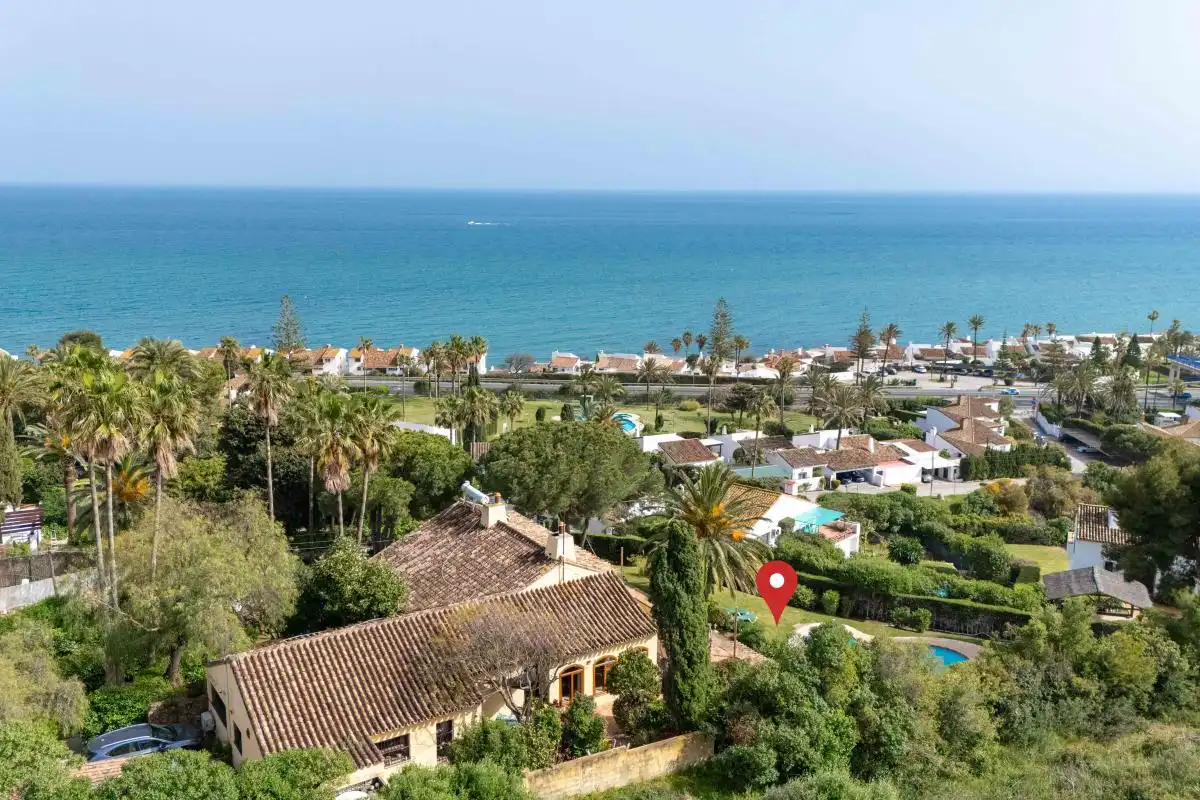 Vista exterior de Casa o xalet en venda en Estepona amb Aire condicionat, Calefacció i Jardí privat