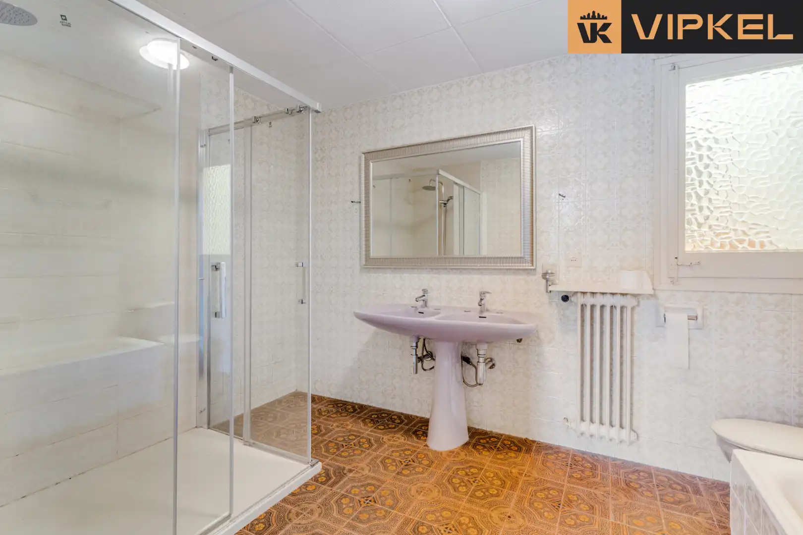 Badezimmer von Einfamilien-Reihenhaus zum Verkauf in Barcelona mit Privatgarten und Terrasse
