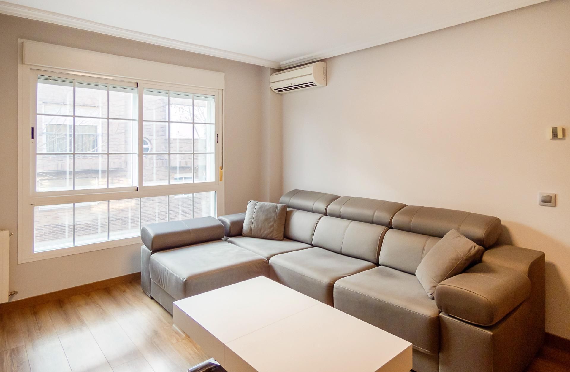 Sala de estar de Piso de alquiler en Villanueva del Pardillo con Aire acondicionado, Calefacción y Jardín privado