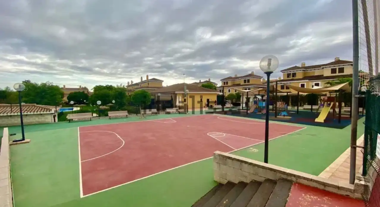Vista exterior de Casa adosada en venda en Espartinas amb Aire condicionat, Calefacció i Jardí privat