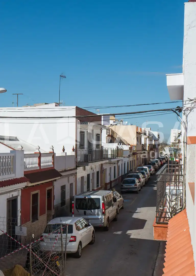 Vista exterior de Casa o xalet en venda en Dos Hermanas amb Terrassa