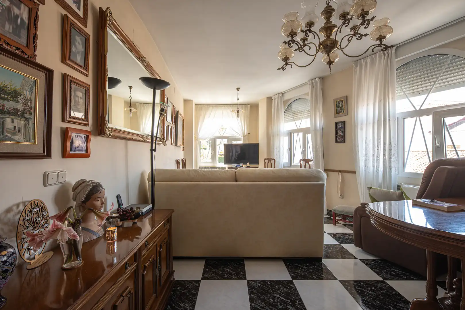 Sala d'estar de Casa adosada en venda en La Zubia amb Calefacció, Terrassa i Moblat