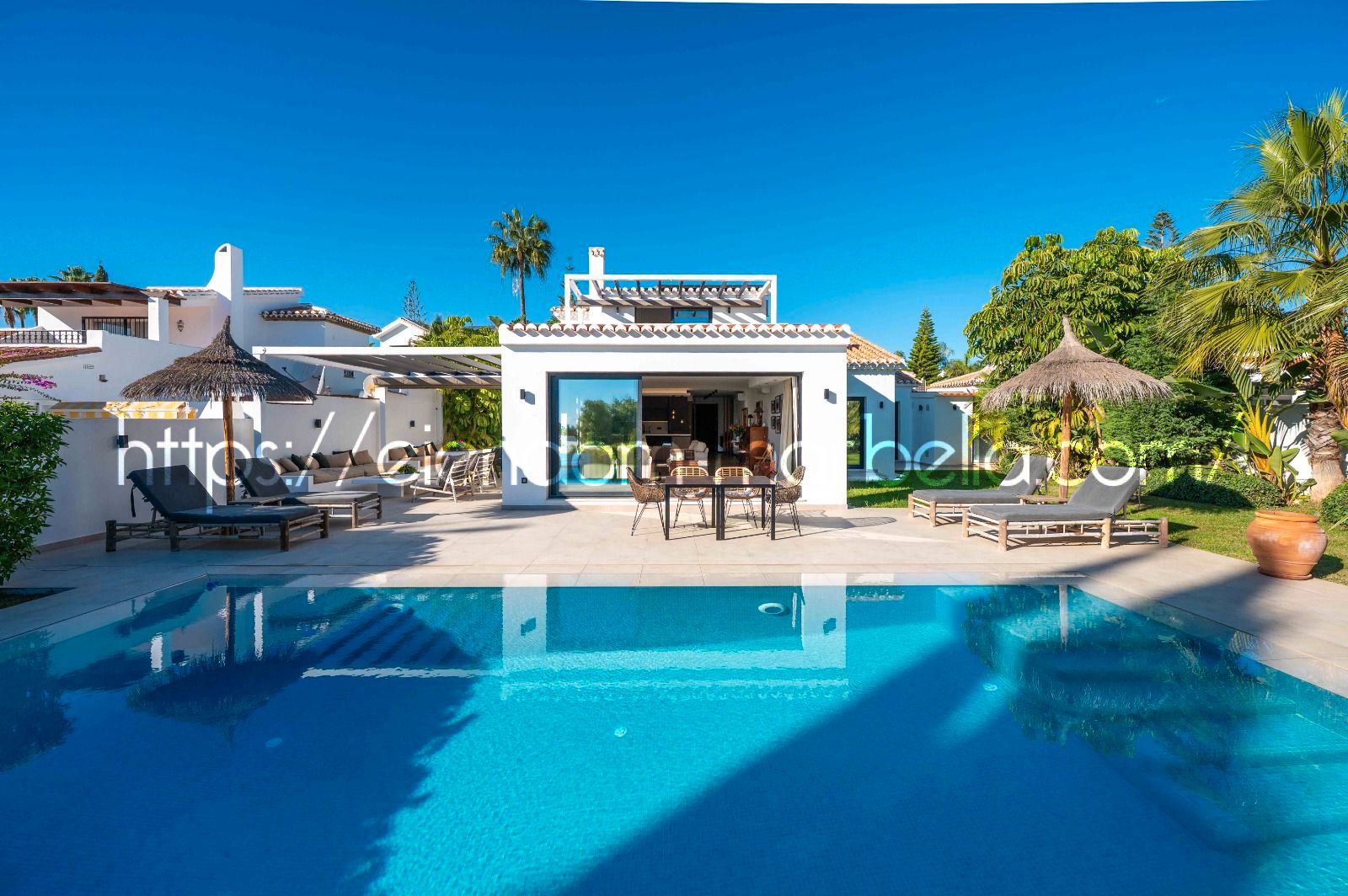 Vista exterior de Casa o xalet en venda en Marbella amb Aire condicionat, Jardí privat i Terrassa