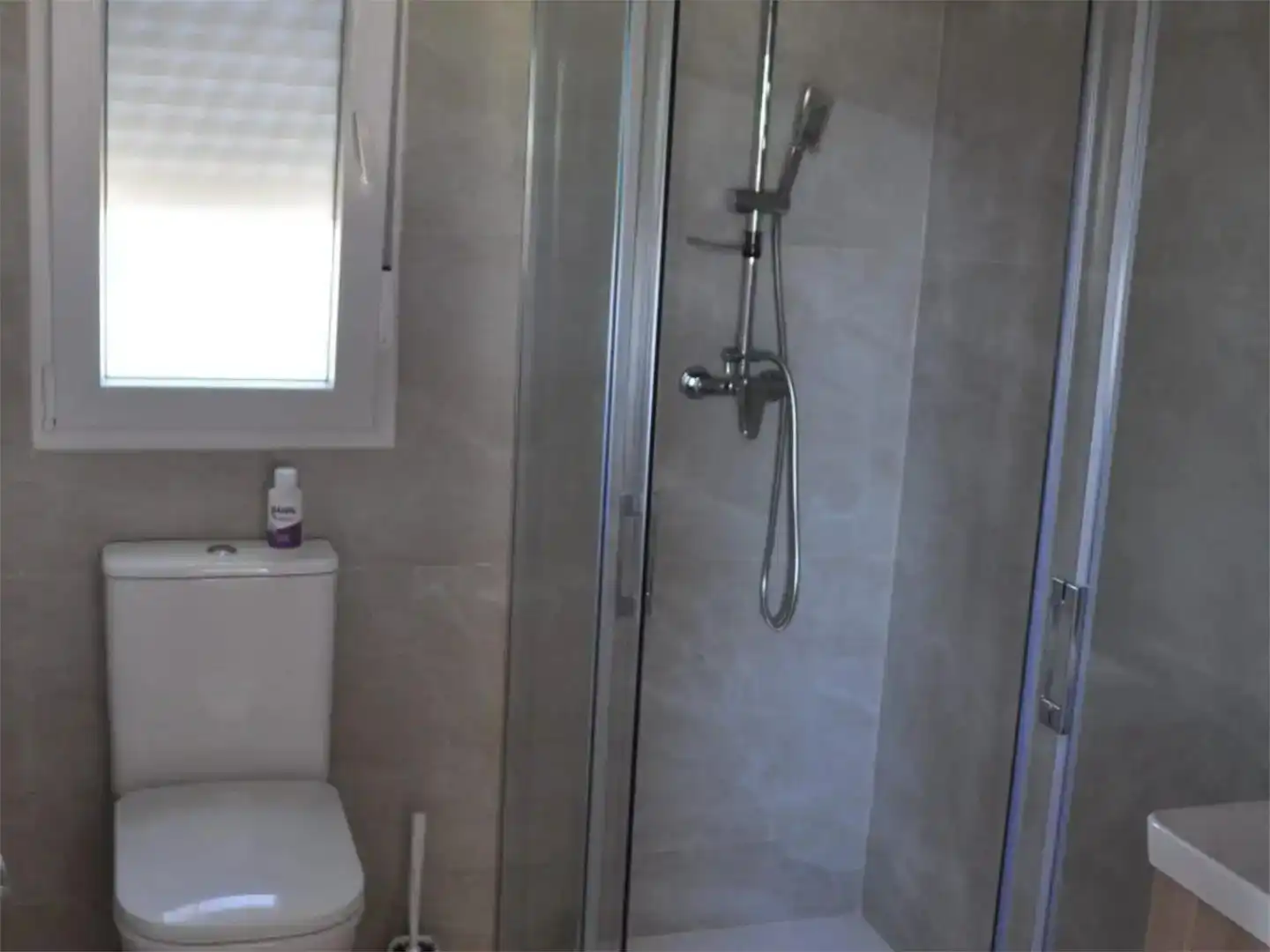 Baño de Apartamento de alquiler en Barbate con Aire acondicionado, Jardín privado y Piscina