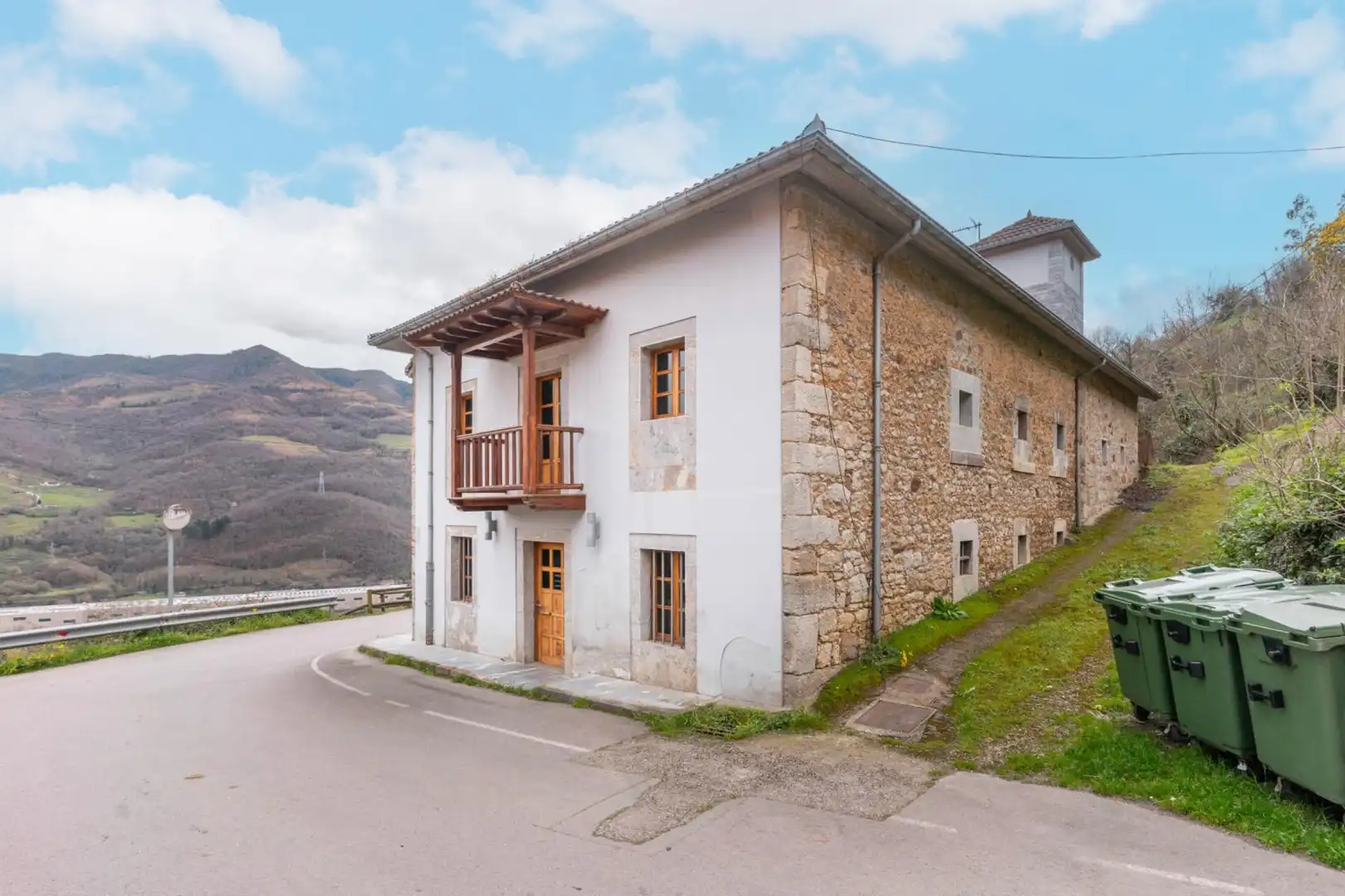 Vista exterior de Finca rústica en venda en Lena amb Jardí privat, Traster i Balcó
