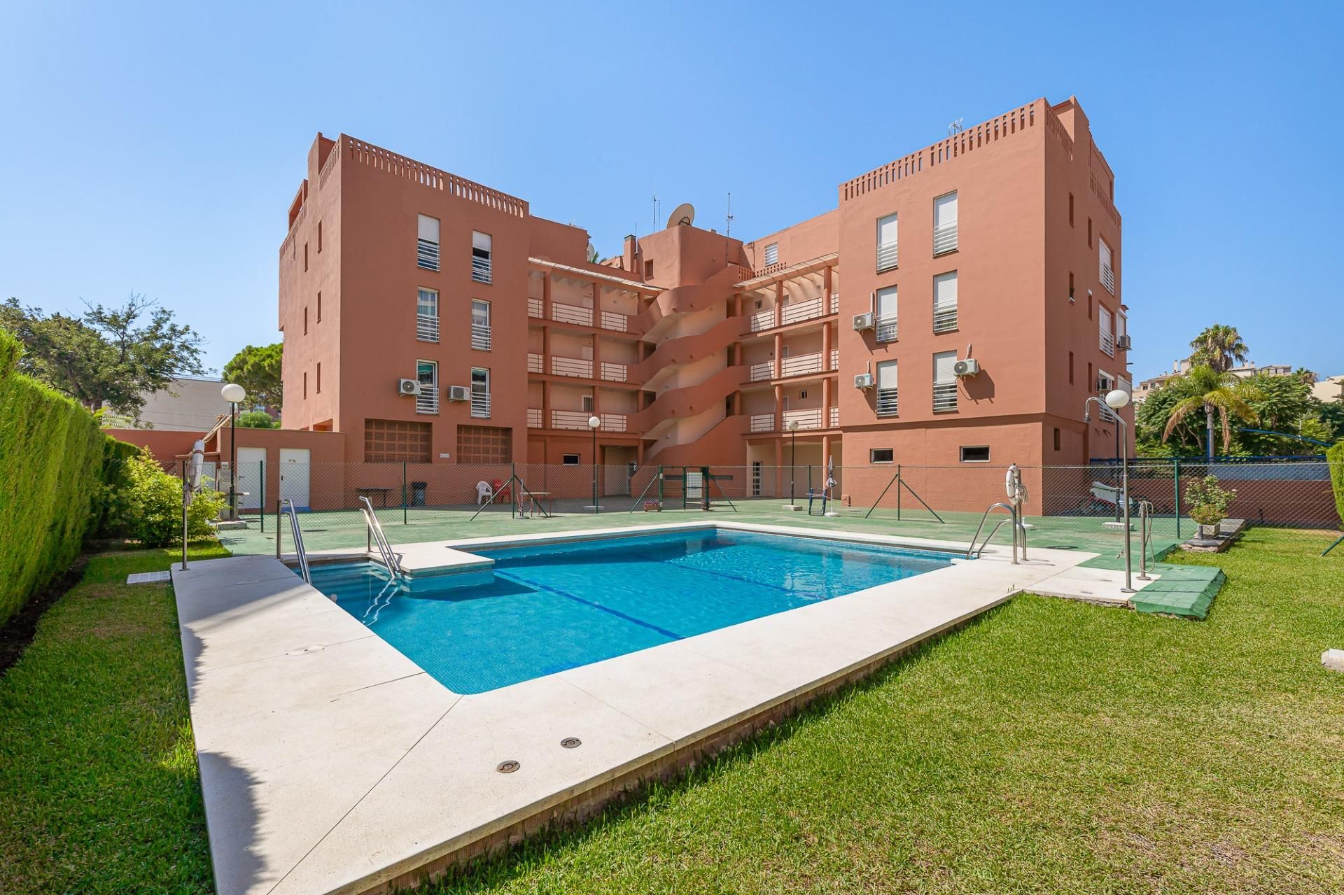 Vista exterior de Apartament en venda en Torremolinos amb Aire condicionat, Traster i Piscina comunitària