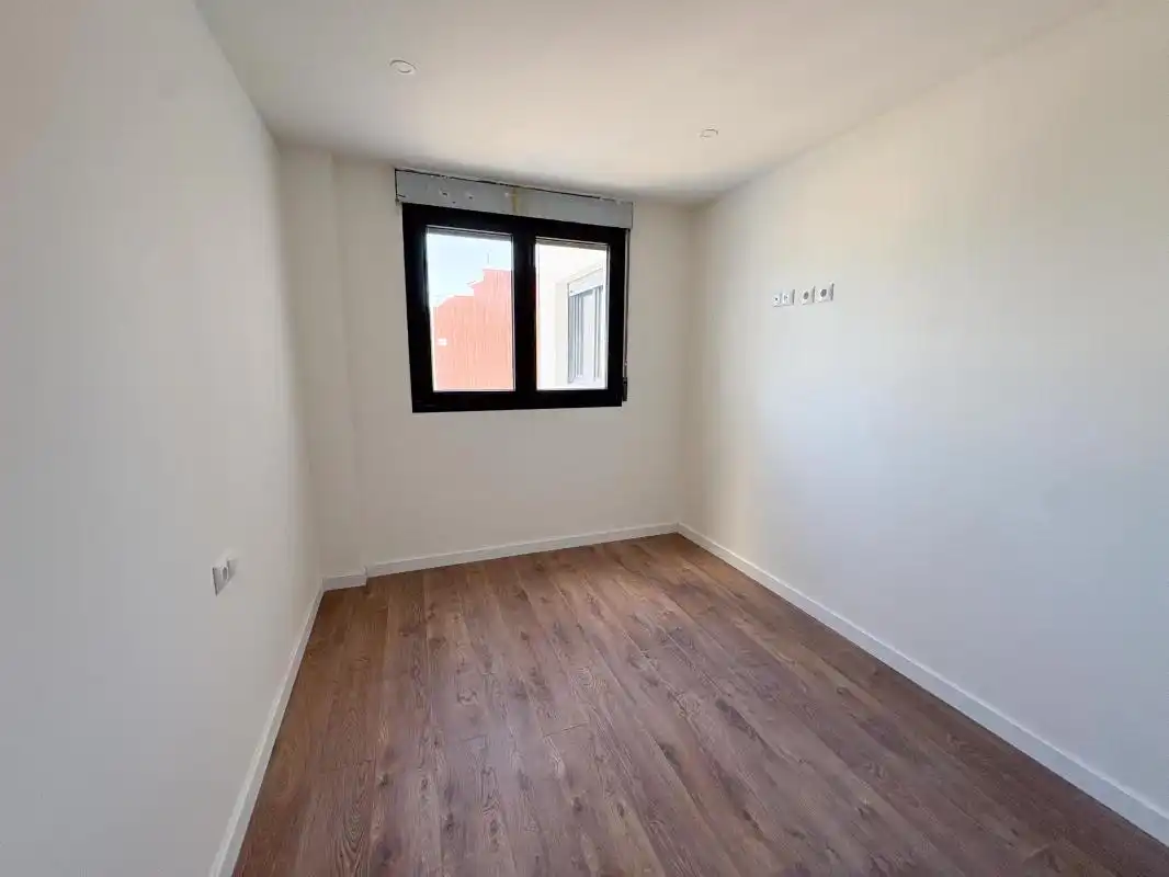 Schlafzimmer von Dachboden zum Verkauf in Alberic mit Klimaanlage, Heizung und Terrasse