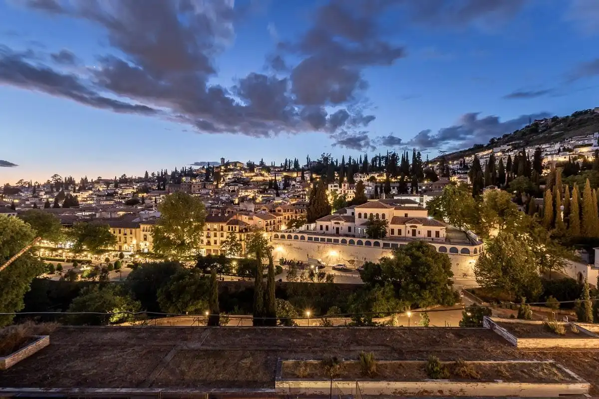 Vista exterior de Casa o xalet en venda en Granada amb Terrassa i Balcó