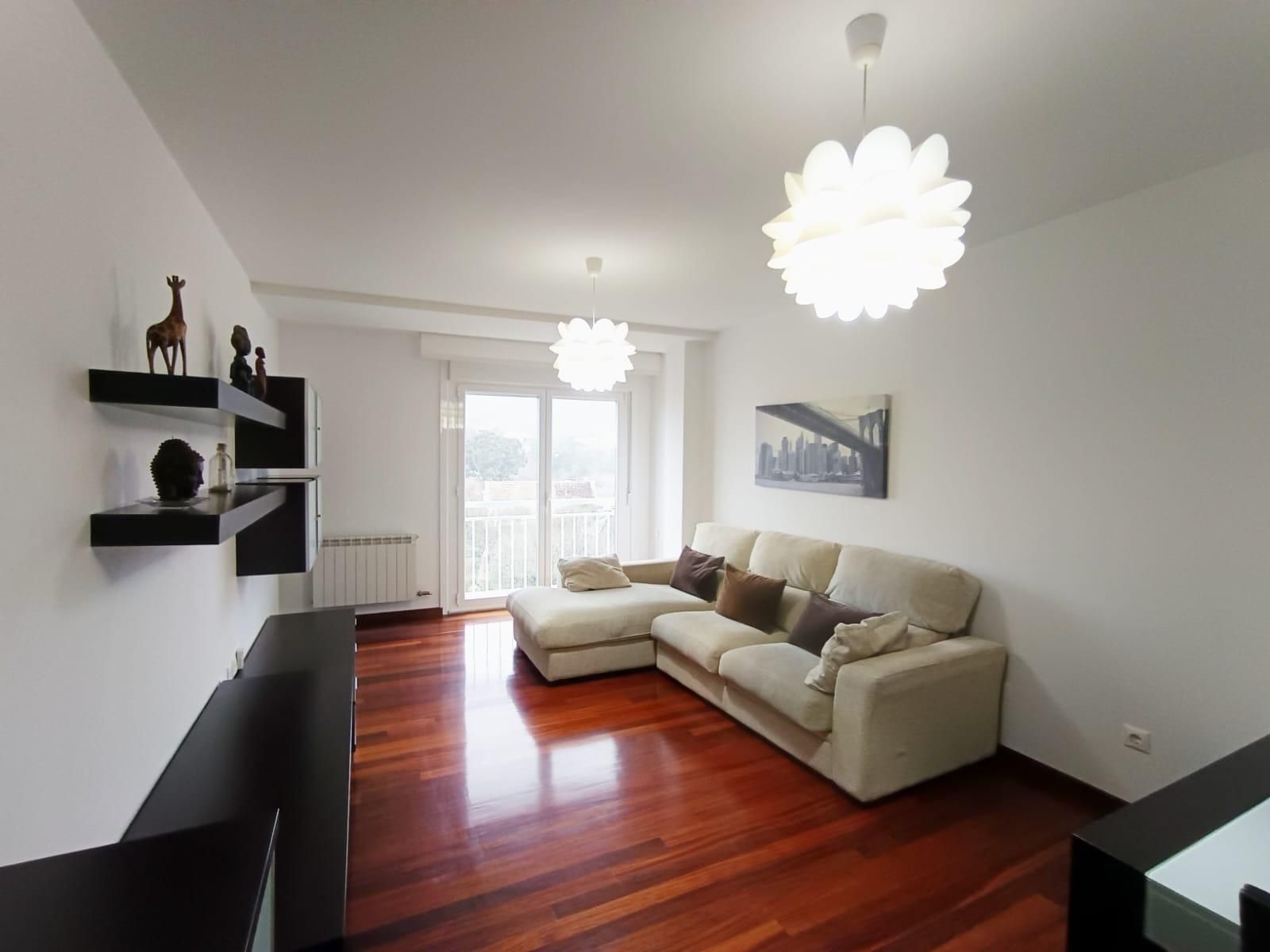 Sala d'estar de Pis de lloguer en Pontevedra Capital  amb Calefacció, Traster i Moblat