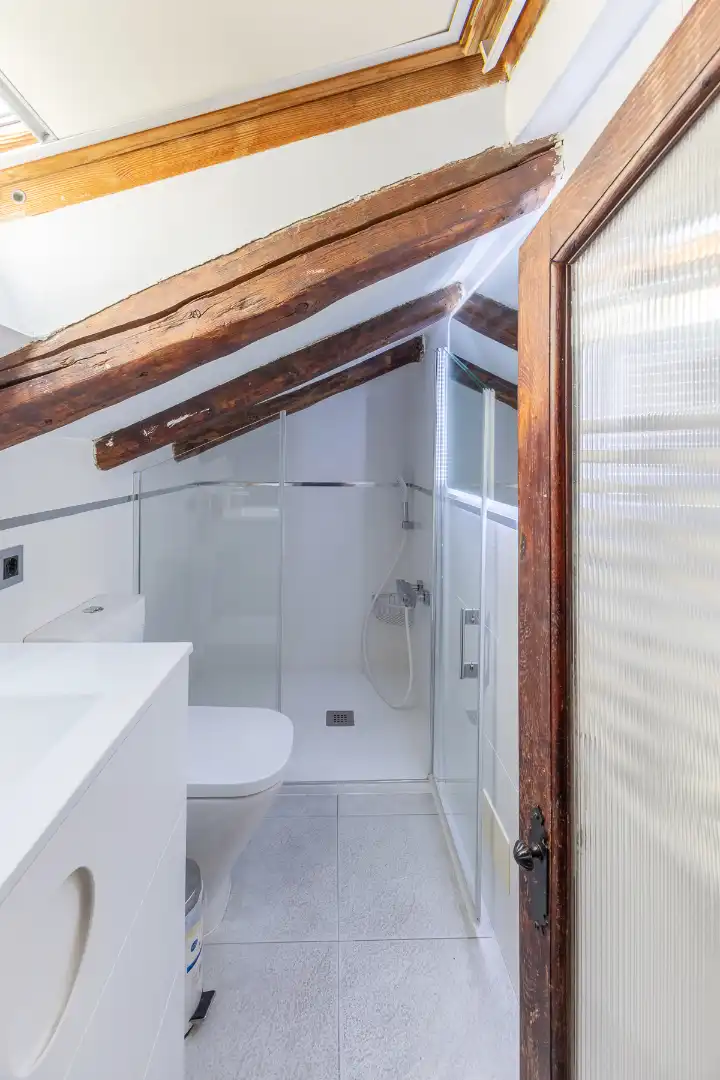 Baño de Ático de alquiler en Madrid con Aire acondicionado, Calefacción y Parquet
