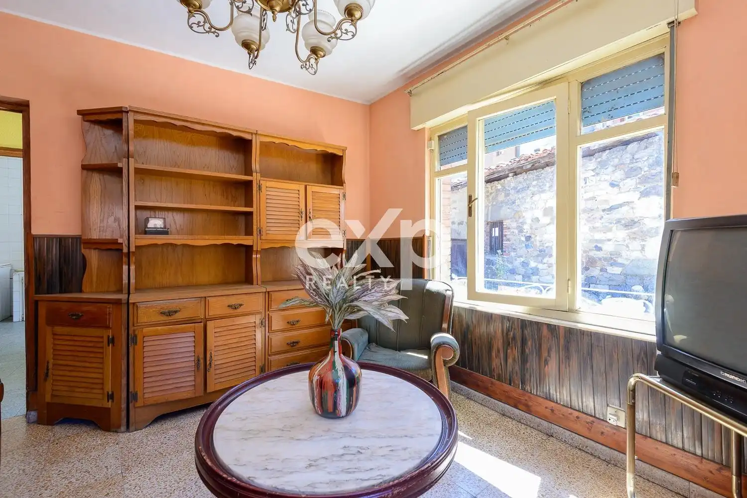 Sala d'estar de Casa o xalet en venda en Lena amb Traster i Moblat