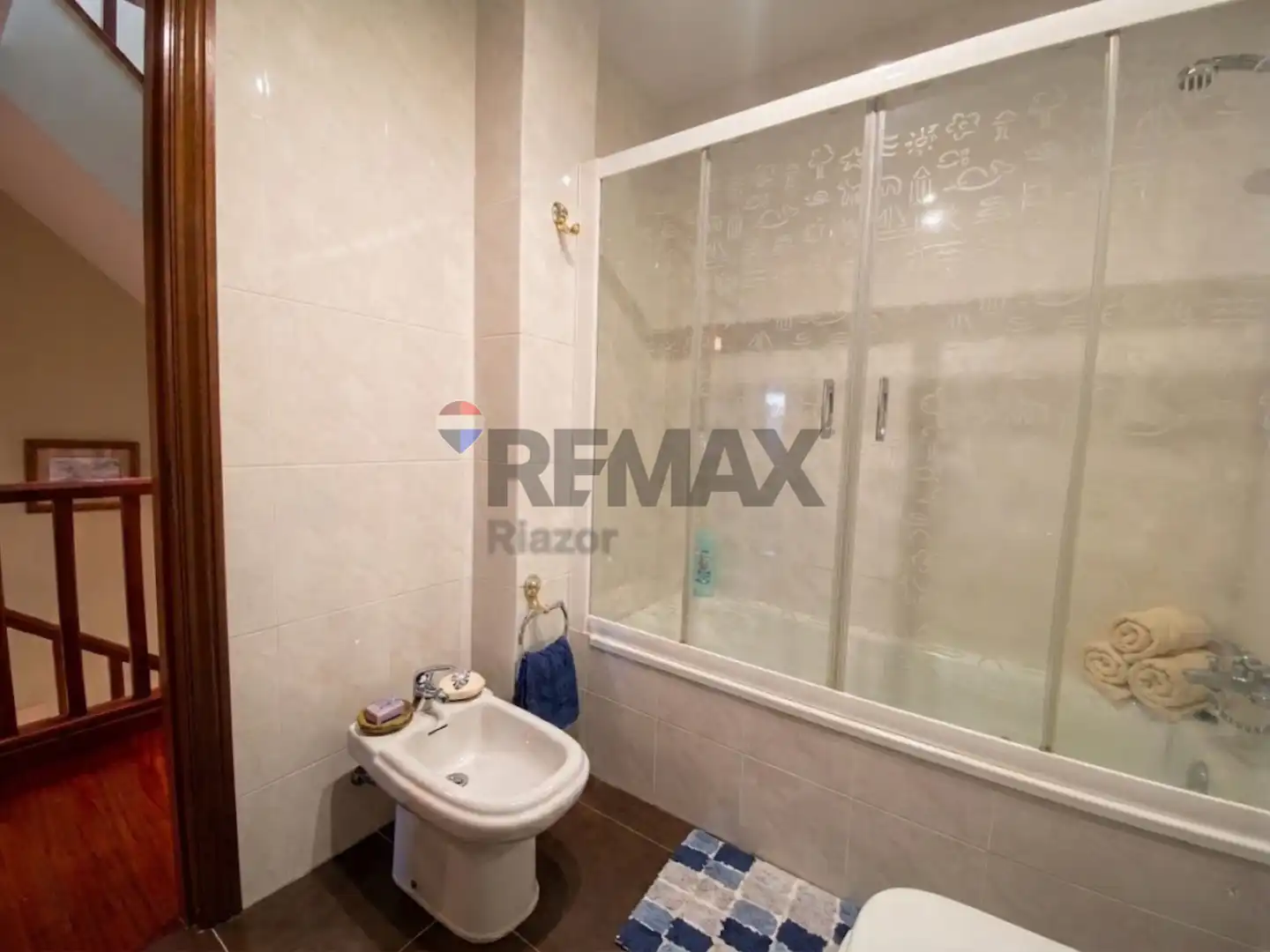 Badezimmer von Einfamilien-Reihenhaus zum Verkauf in Ames mit Heizung, Privatgarten und Parkett