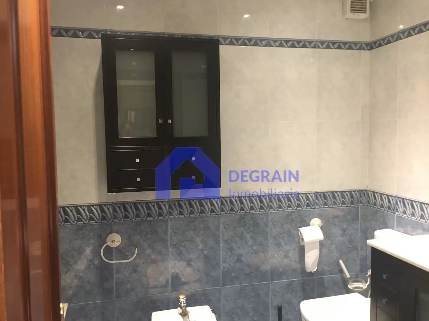 Baño de Piso de alquiler en Oviedo  con Calefacción y Balcón