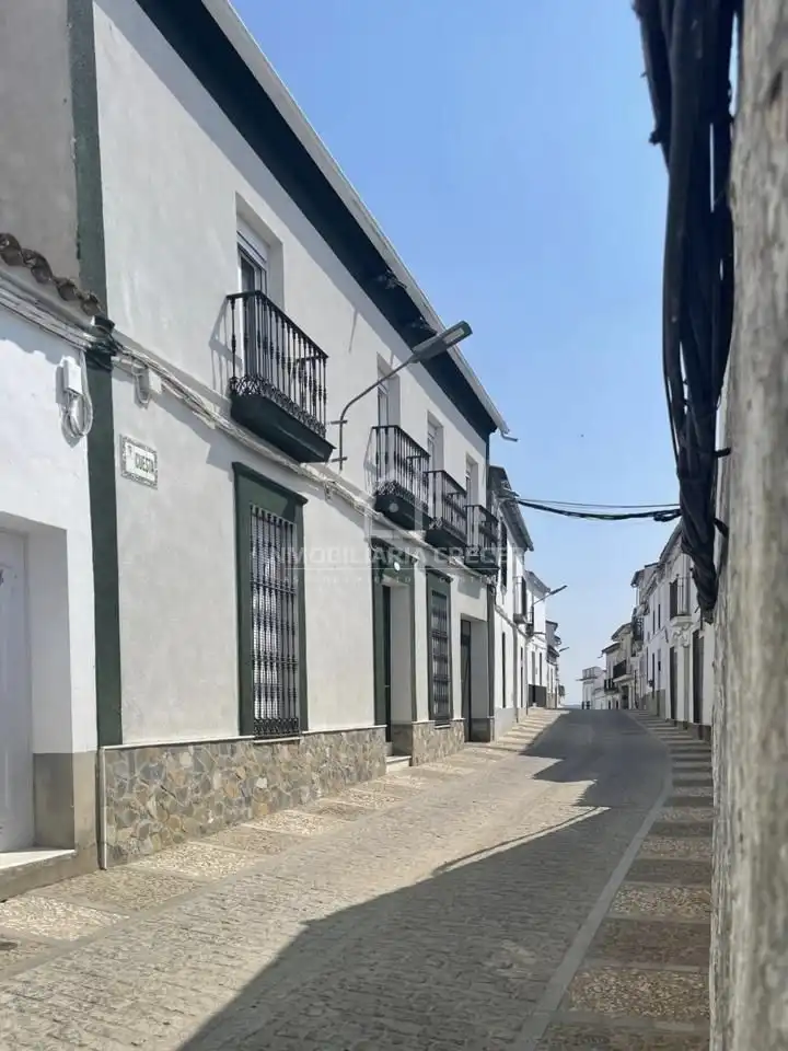 Vista exterior de Casa adosada en venda en Fuentes de León amb Terrassa i Balcó