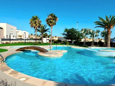 Chalet con piscina en venta en Nueva Torrevieja - Aguas Nuevas