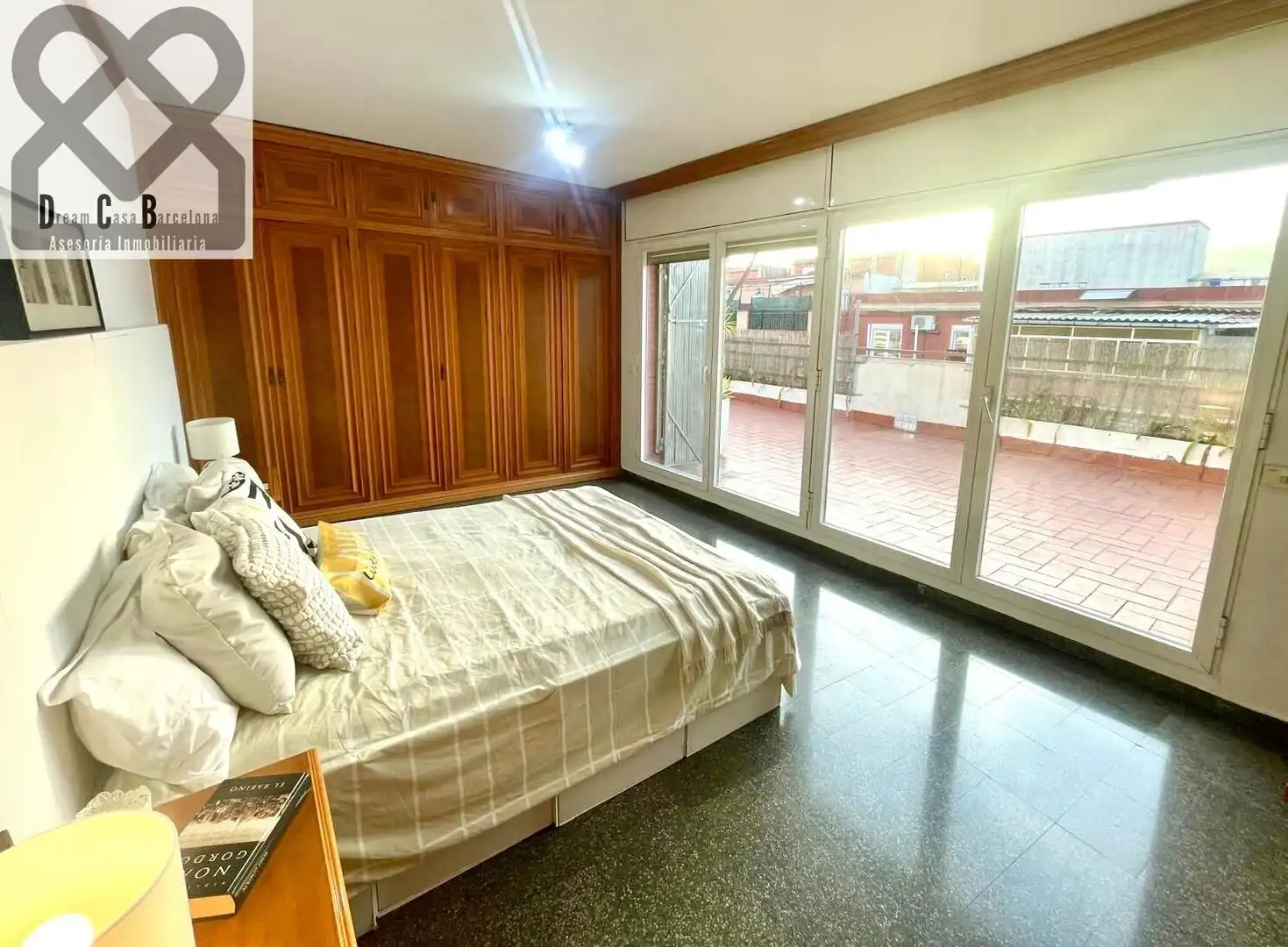 Schlafzimmer von Dachboden zum Verkauf in Barcelona mit Heizung und Terrasse