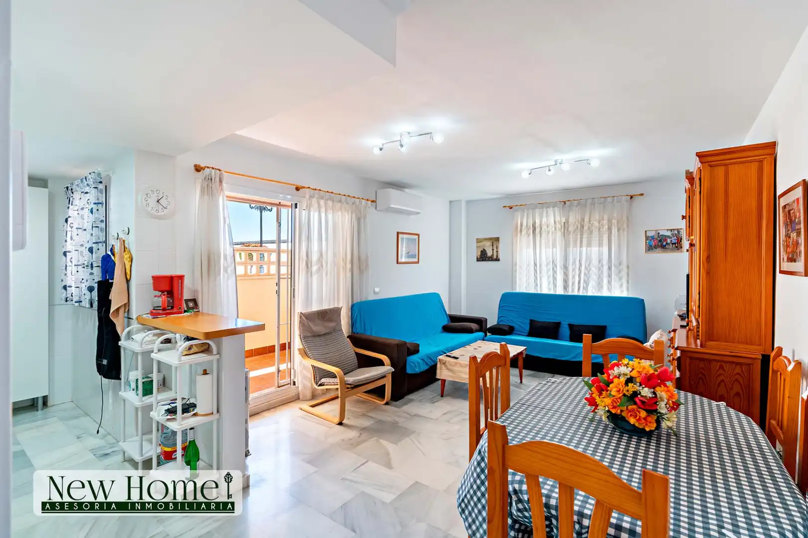 Living room of Flat for sale in Roquetas de Mar  with Terrace, Furnished and Community pool