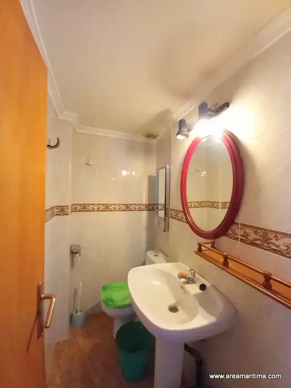 Baño de Local de alquiler en Valencia con Aire acondicionado