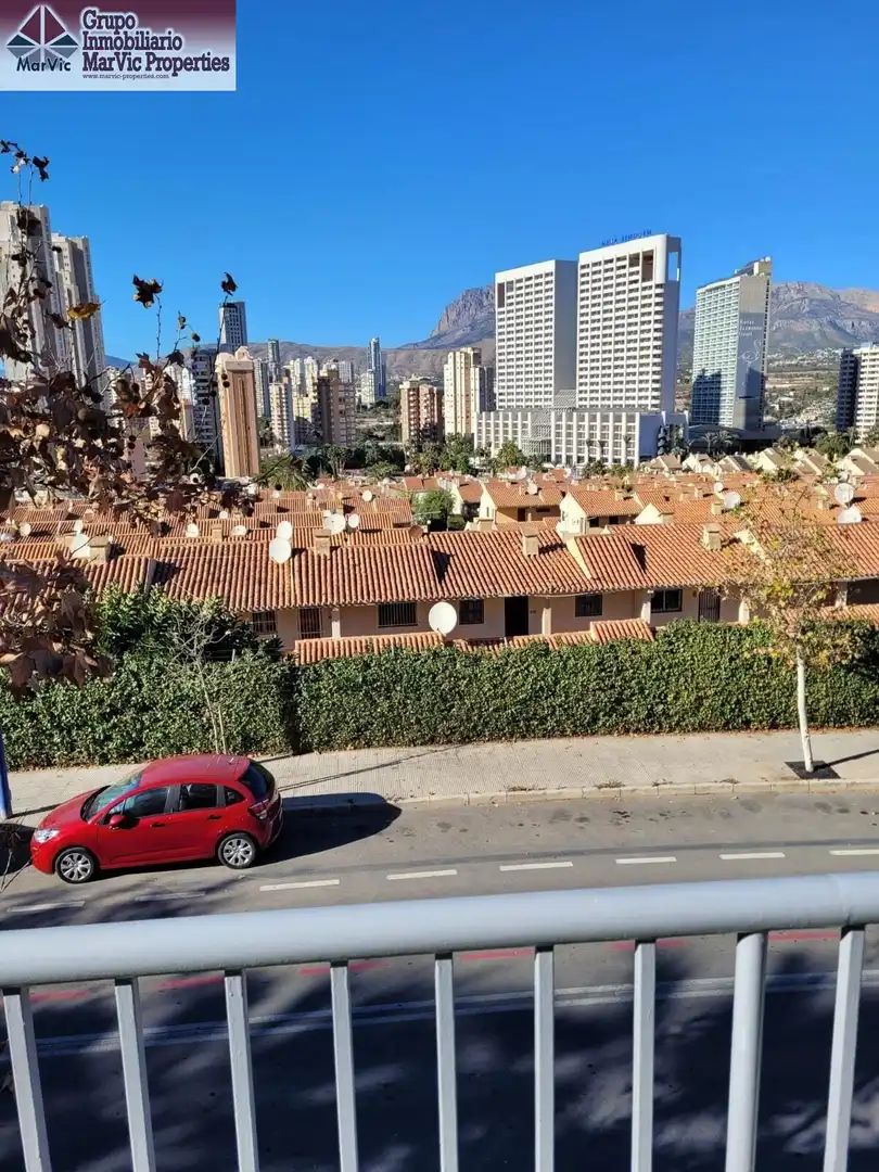 Vista exterior de Casa o xalet en venda en Benidorm amb Terrassa, Piscina i Moblat