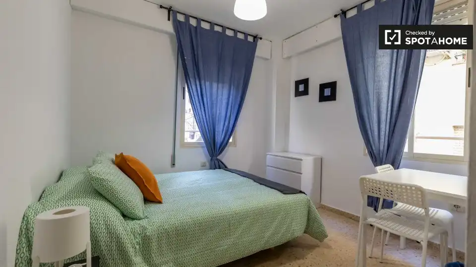 Habitación de Piso de alquiler en Valencia con Aire acondicionado, Calefacción y Amueblado