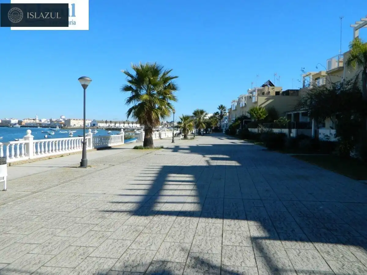 Vista exterior de Casa adosada en venda en Isla Cristina amb Terrassa, Traster i Moblat