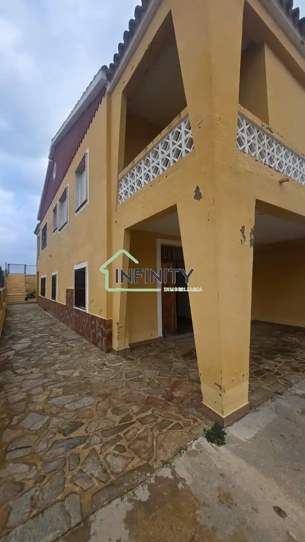 Vista exterior de Casa adosada en venda en Tavernes de la Valldigna amb Calefacció i Balcó