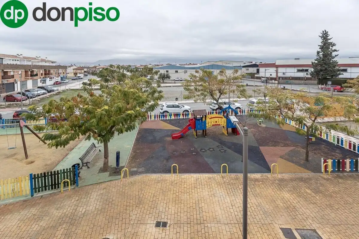 Vista exterior de Casa adosada en venta en Churriana de la Vega con Aire acondicionado, Jardín privado y Terraza