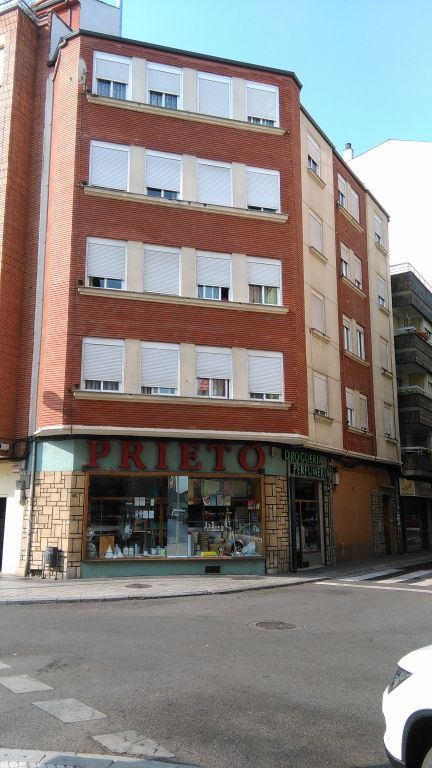 Vista exterior de Pis en venda en Ponferrada amb Calefacció