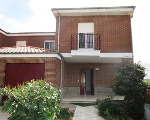 Außenansicht von Einfamilien-Reihenhaus miete in Aldeatejada mit Heizung, Terrasse und Balkon