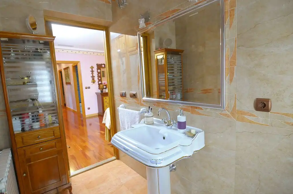 Badezimmer von Haus oder Chalet zum Verkauf in Valdepeñas mit Klimaanlage, Heizung und Privatgarten