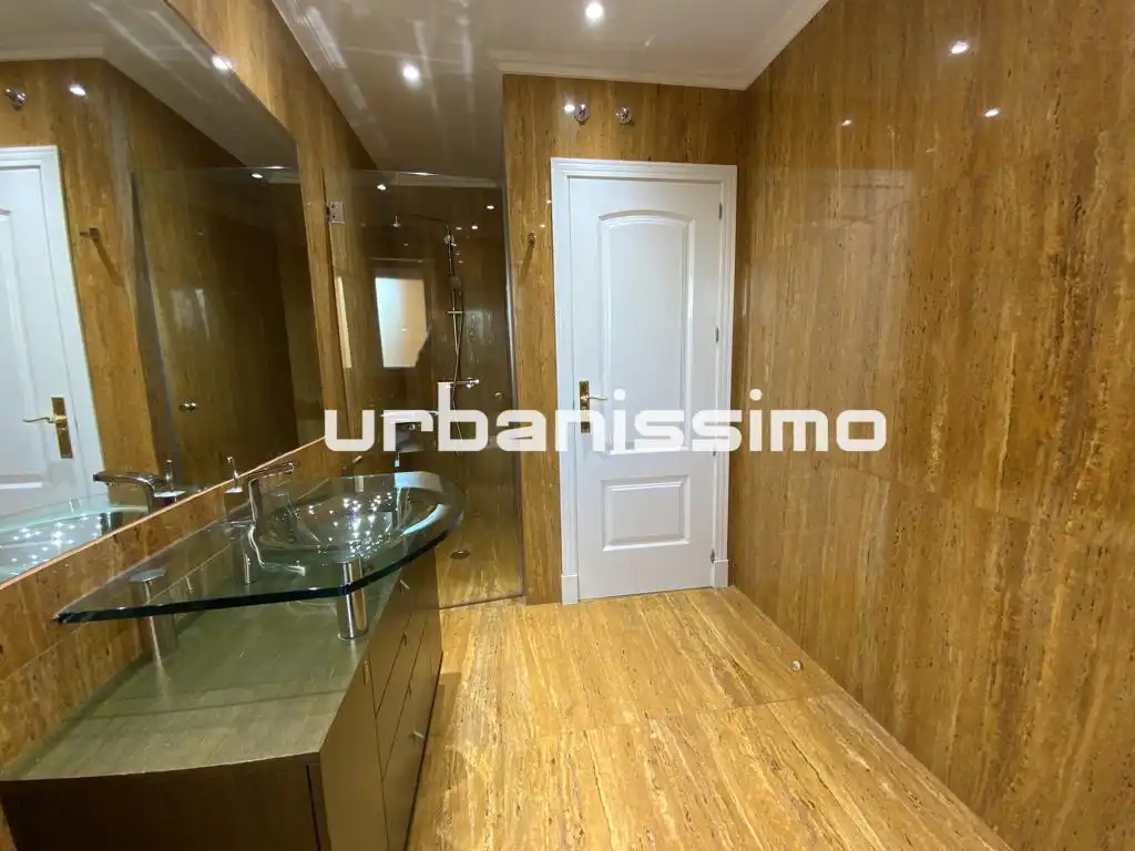 Badezimmer von Wohnung zur Miete in Madrid mit Klimaanlage und Heizung