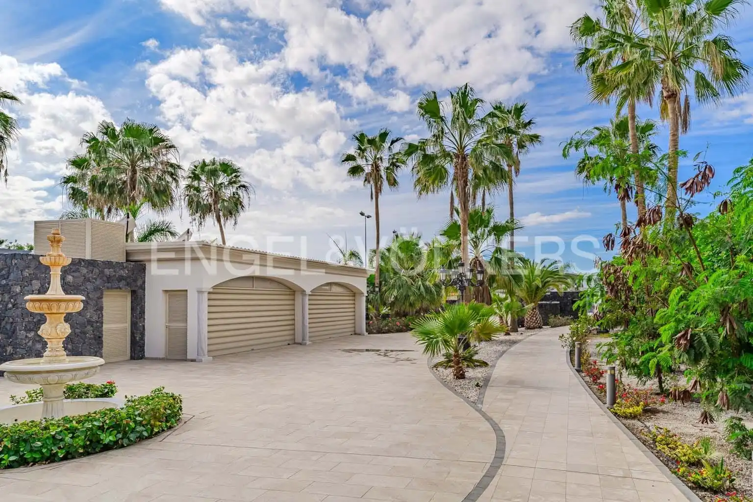 Vista exterior de Casa o xalet en venda en Adeje amb Aire condicionat, Terrassa i Piscina